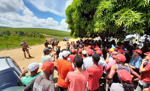Policias conversam com manifestantes do MST em invasão na Bahia. (foto - Jornal Nacional)