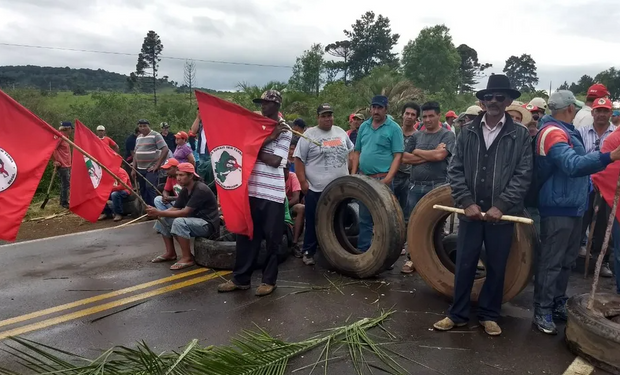 Cerca de 300 pessoas ocuparam a rodovia, impedindo a passagem de veículos.