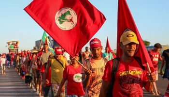 “Abril Vermelho” começa com 24 invasões de terra do MST em todo o Brasil