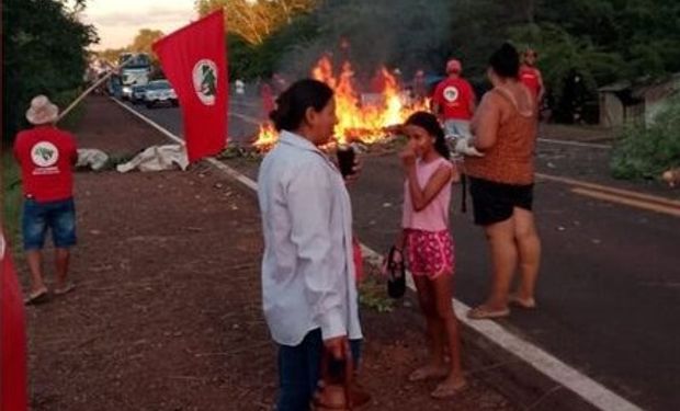 Manifestantes do MST bloqueiam BR-262 em Mato Grosso do Sul com barricada de fogo (Foto: A Crítica.NET)