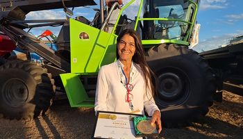 Amante del agro y la innovación: la mujer detrás de la "cosechadora que no cosecha", que ganó el oro de Expoagro 2024