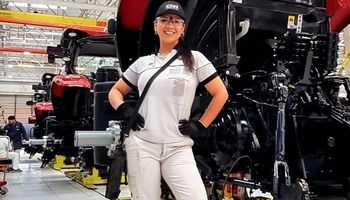 Es la primera mujer en la línea de producción de tractores de una importante marca: “A todas las mujeres rurales les agradezco"