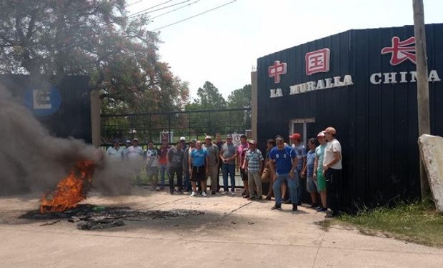 Cerró un frigorífico por trabas a la exportación y los empleados realizan medidas de fuerza