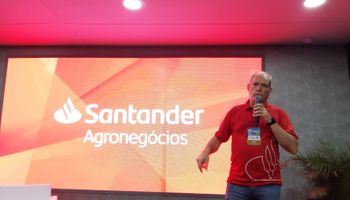 Na Agrishow 2025, Santander aponta safra maior e preços melhores para produtores