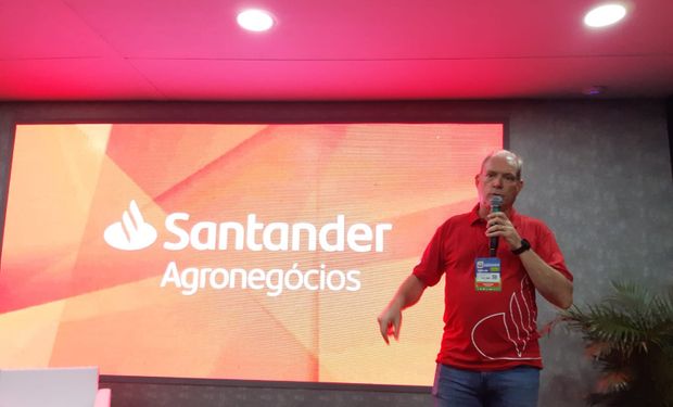 Na Agrishow 2025, Santander aponta safra maior e preços melhores para produtores