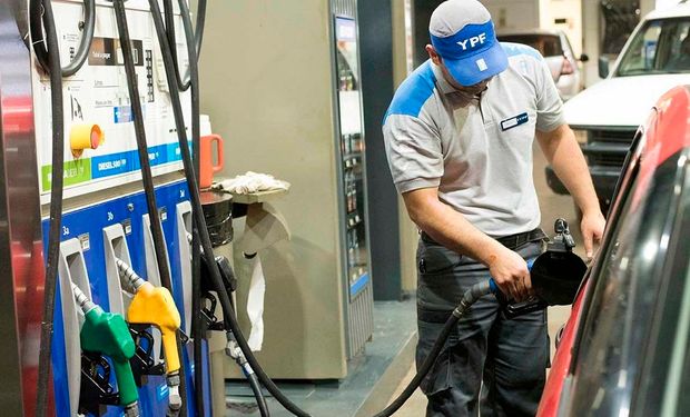 Aumentan los combustibles: el Gobierno subió el impuesto a la nafta y el diésel