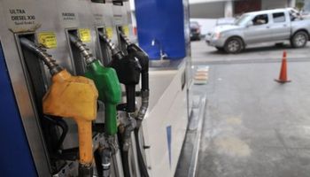 Cae el precio del petróleo pero la Argentina tiene una de las naftas más caras de la región