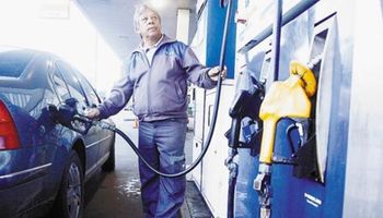 El Gobierno negocia con petroleras un acuerdo de precios de naftas para 2016