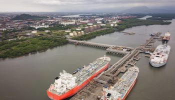 Navio com combustível ‘fura fila’ no Porto de Santos