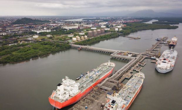Navio com combustível ‘fura fila’ no Porto de Santos após alerta de desabastecimento