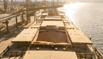 Em uma única operação, navio embarca 77 mil toneladas e estabelece recorde em Paranaguá