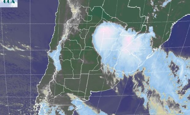 La imagen satelital posiciona las tormentas al oeste del domo central chaqueño, sobre la zona sojera algodonera y sobre el este de Santiago.