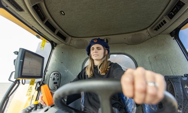 Es ingeniera agrónoma y lidera una empresa agropecuaria: "Cuando estoy nerviosa me subo a cosechar, lo disfruto mucho"
