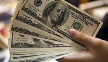 El dólar supera por primera vez los $ 42 previo al debut de las bandas de flotación