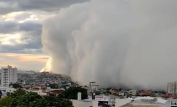 fenômeno chamado “nuvem de rolo” ocorre quando correntes de vento de altitudes e humidades diferentes e direções opostas se encontram. (foto - captura)