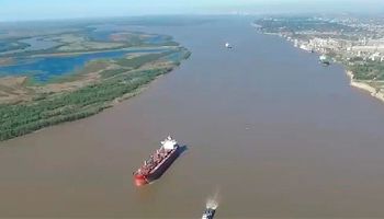 Un barco con 42 mil toneladas de harina de soja averió la proa y trabajan para evitar el ingreso de agua