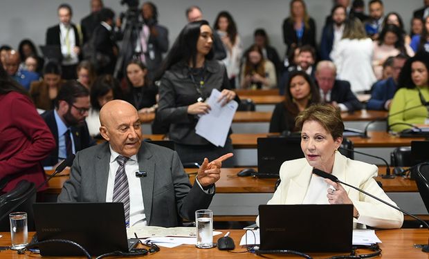Confúcio Moura e Tereza Cristina, relatores do projeto, durante a reunião da Comissão de Meio Ambiente (CMA)( Foto: Edilson Rodrigues/: Agência Senado)