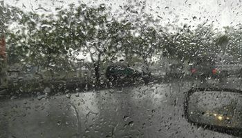 Pronóstico del tiempo: desde la madrugada del jueves una zona recibirá lluvias más generosas