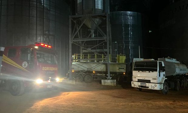 No último sábado (dia 29), um novo acidente aconteceu. Um silo com grãos de soja pegou fogo do município de Tapurah. (Foto - Corpo de Bombeiros)