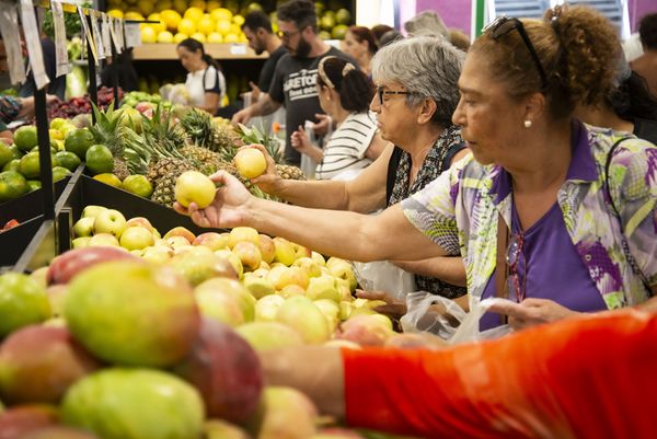 Consumidores compram frutas após variação de preços nas Ceasas em janeiro