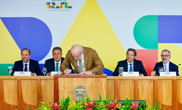 Presidente assina e apresenta medidas do governo para reduzir o preço do diesel em evento no Palácio do Planalto. (Foto - Ricardo Stuckert)