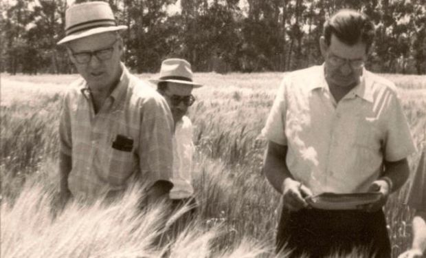 Norman Borlaug en una recorrida por el INTA.