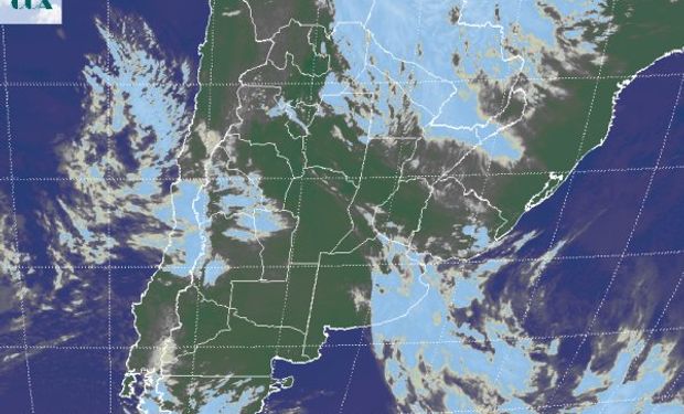 La foto satelital muestra una vasta cobertura de nubosidad sobre el este de BA y que con nubes bajas también se presenta en el norte de CB, centro sur de SF y ER.