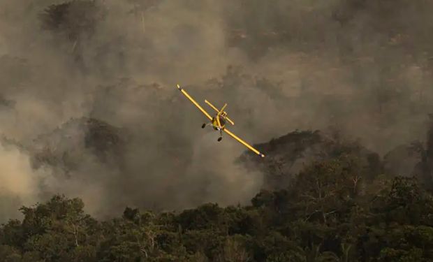 Atualmente, há mais de 300 servidores trabalhando no combate aos incêndios no Pantanal, com o apoio de quatro aeronaves. (Foto - Joédson Alves/Ag. Brasil)