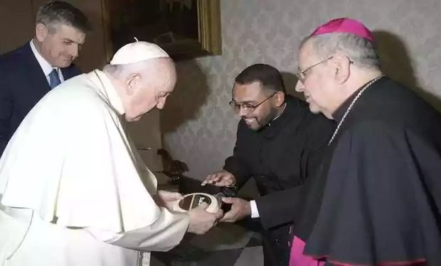 Em 2022, o Papa Francisco já havia recebido um Queijo Minas Artesanal pelas mãos do padre Patrick Samuel Batista.