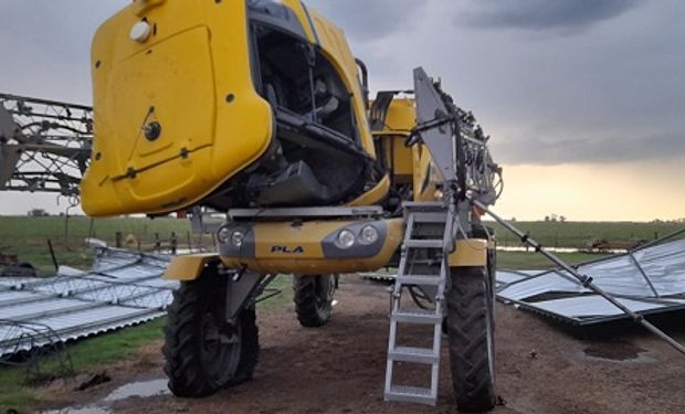 Una fuerte tormenta de granizo y viento causó destrozos en Córdoba: "decapitó" una pulverizadora y tumbó una cabina de peaje