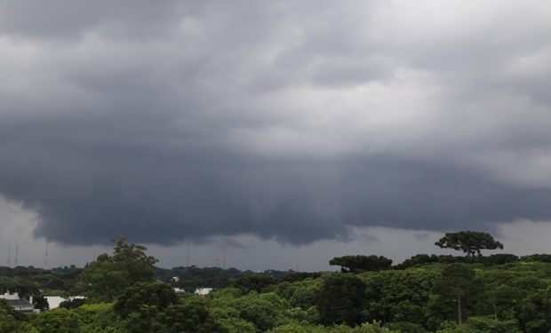 Frente fria avança no Sul do Brasil com raios, rajadas de vento e tempestades