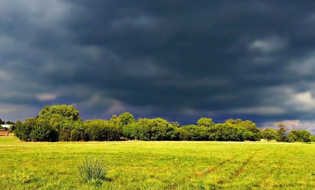 Frente fria leva tempestades e ventos fortes ao Sul; chuvas avançam para outros pontos do Brasil nesta sexta