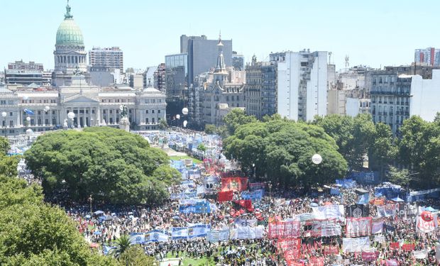 Multidão de grevistas já se reunia em frente ao Congresso da Argentina nesta manhã. (foto - Agrofy News Argentina)