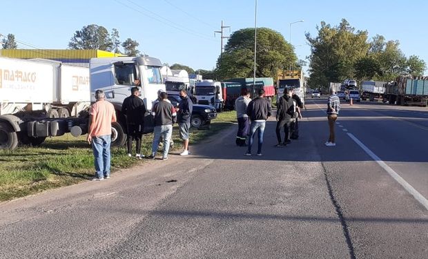 Violencia en un corte de camiones: transportistas terminaron a los golpes tras desobedecer el paro