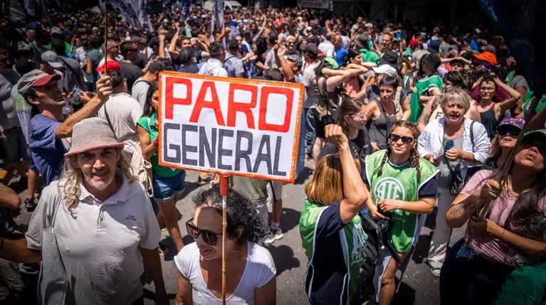 noticiaspuertosantacruz.com.ar - Imagen extraida de: https://news.agrofy.com.ar/noticia/209466/paro-general-argentina-detalle-44-protestas-que-hubo-retorno-democracia