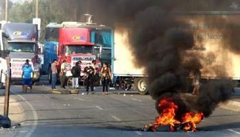 Perú bloqueada por transportistas y agricultores que reclaman por el abastecimiento de fertilizantes y el precio del combustible