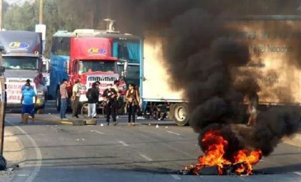 Perú bloqueada por transportistas y agricultores que reclaman por el abastecimiento de fertilizantes y el precio del combustible
