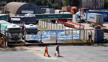 Paro en el puerto de Rosario: camioneros varados reclaman seguridad y cortan el tránsito