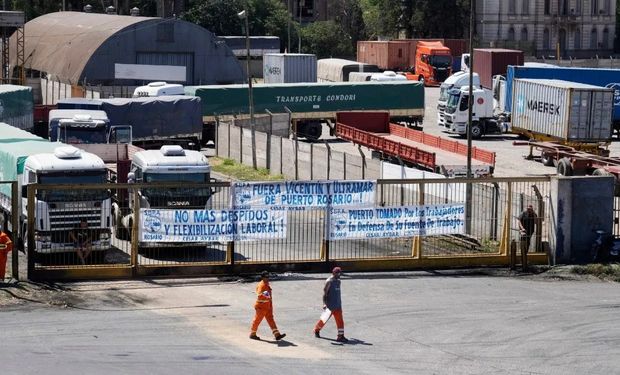 Paro en el puerto de Rosario: camioneros varados reclaman seguridad y cortan el tránsito