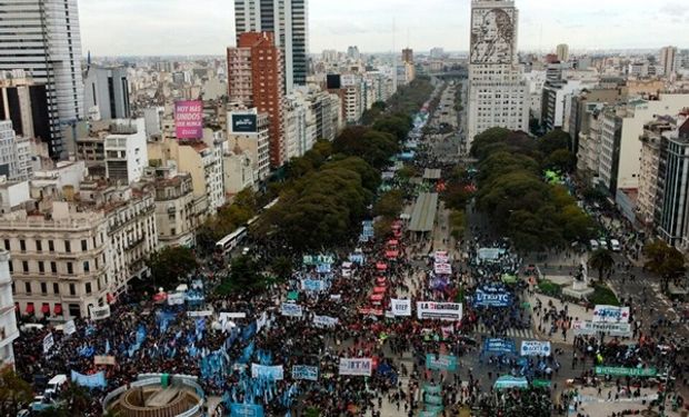 Paro general de este 24 de enero: a qué hora es, cómo funcionan los colectivos, trenes y subtes y qué pasa con los bancos