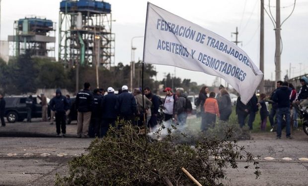 Uno de los piquetes armados ayer frente a una de las plantas aceiteras en San Lorenzo. Foto: Marcelo Manera