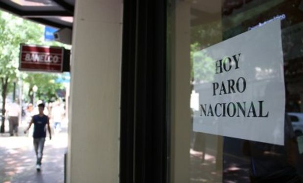 El gremio de los bancarios decidió realizar un paro nacional para hoy, en reclamo de una actualización del mínimo no imponible del Impuesto a las Ganancias.