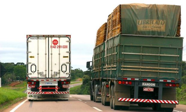 Bolsonaro busca desactivar una protesta de camioneros que comienza el lunes