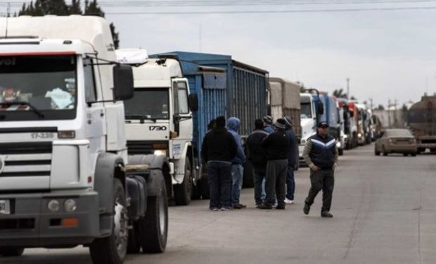Transportistas impedían hoy el tránsito de camiones cargados de cereales en varios puntos de Santa Fe, Córdoba y Chaco.