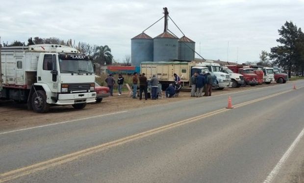 En rutas de Santa Fe, algunos choferes fueron obligados a descargar los granos.