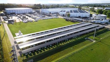 El impresionante "carport" solar que se montó en tiempo récord: con 2.520 módulos es uno de los más importantes del país