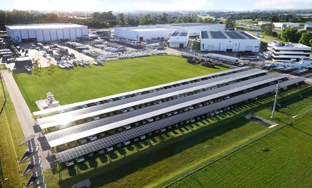 El impresionante "carport" solar que se montó en tiempo récord: con 2.520 módulos es uno de los más importantes del país