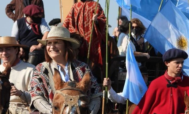 A caballo, Patricia Bullrich se sumó al reclamo del campo en San Nicolás