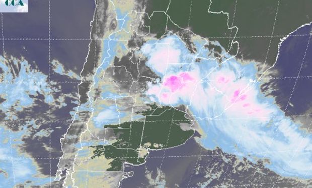 En el recorte de imagen satelital, se aprecian coberturas nubosas de importante desarrollo, tomando principalmente la provincia de Santa Fe.