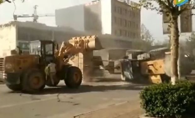 Teléfono para Optimus Prime: insólita pelea entre excavadoras en una calle de China